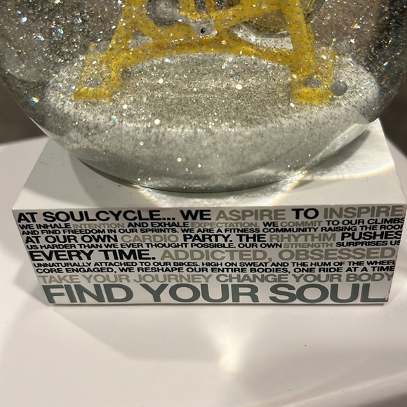 Soulcycle Vintage Holiday Snowglobe!  Very rare find for your SC enthusiast - Picture 4 of 10